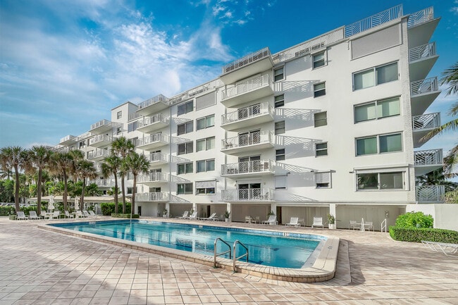 170 N Ocean Blvd in Palm Beach, FL - Foto de edificio - Building Photo