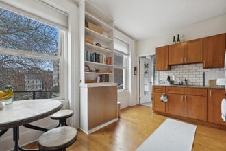 243 MONTGOMERY St in Jersey City, NJ - Building Photo - Building Photo