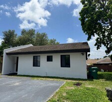 5402 SW 138th Ave in Miami, FL - Building Photo