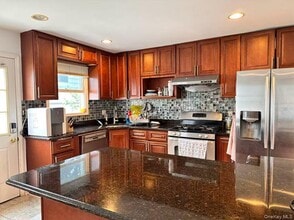 133 Railroad Ave in Syosset, NY - Building Photo - Building Photo