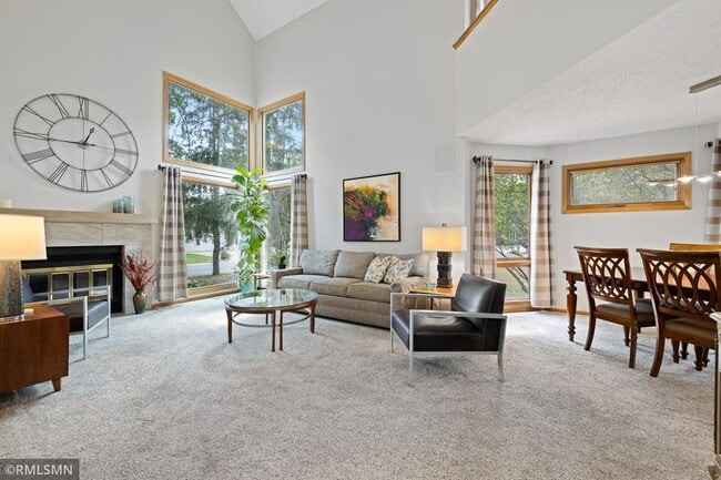 6868 Stonewood Ct in Eden Prairie, MN - Foto de edificio - Building Photo