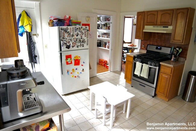 385 Pond Ave, Unit 3 in Brookline, MA - Foto de edificio - Building Photo