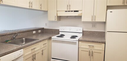 9907 Nob Hill Ln in Sunrise, FL - Building Photo - Building Photo