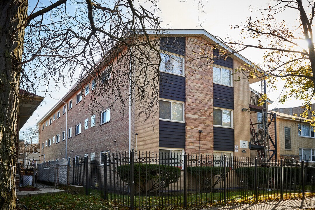 7455 N Ridge Blvd in Chicago, IL - Building Photo