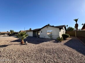 10628 S 44th Pl in Phoenix, AZ - Foto de edificio - Building Photo