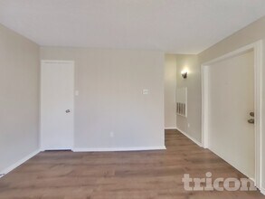 1727 San Francisco St, Unit 205 in Carrollton, TX - Foto de edificio - Building Photo