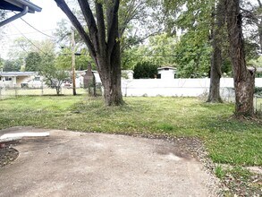 810 Manresa Ln in Florissant, MO - Building Photo - Building Photo