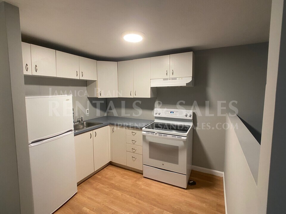 15 Pinedale Rd in Boston, MA - Building Photo