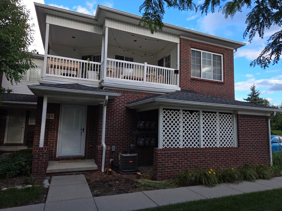 6725 Boulder Pointe Dr in Washington, MI - Building Photo