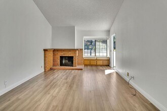 8878 Regents Rd in San Diego, CA - Building Photo - Building Photo