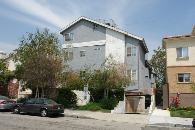 8806 Etiwanda Ave in Northridge, CA - Building Photo - Building Photo