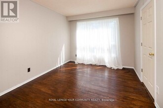 23 Fontainbleau Dr in Toronto, ON - Building Photo - Building Photo