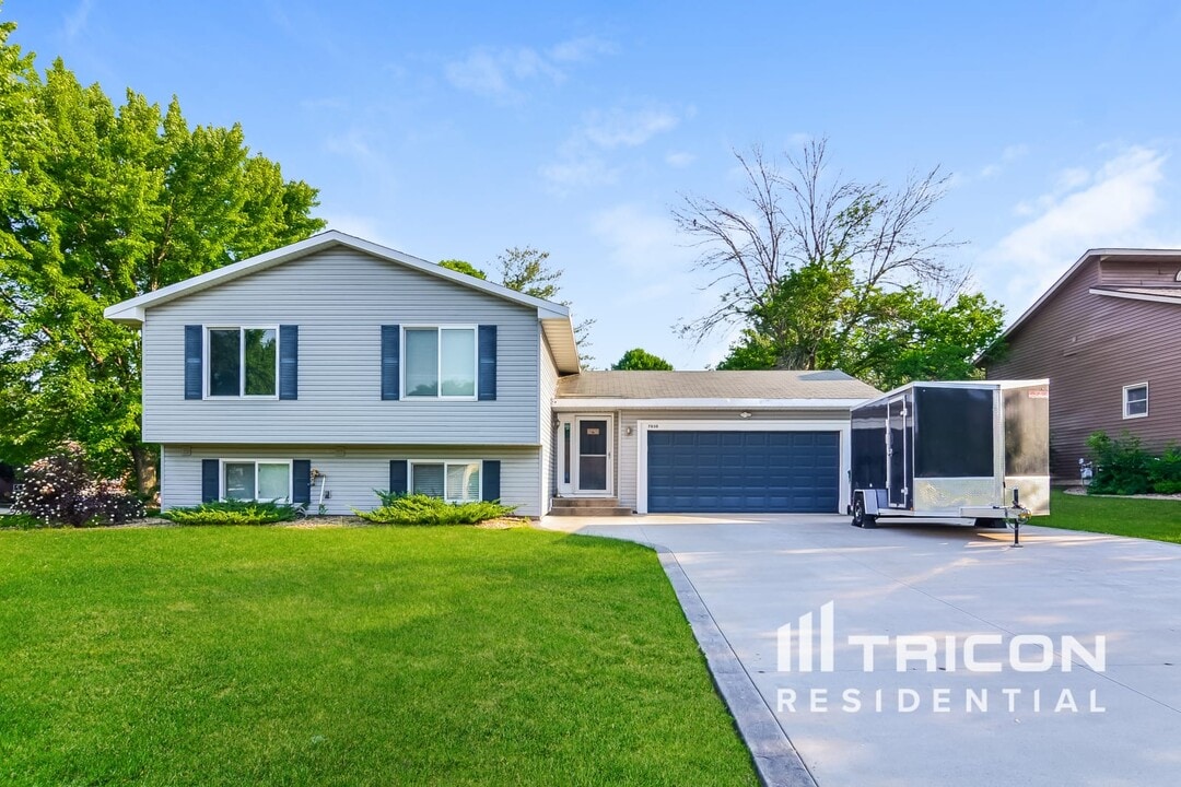 7030 Sherwood Rd in Woodbury, MN - Building Photo