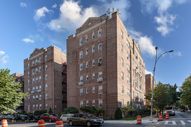 7615 35th Ave in Jackson Heights, NY - Foto de edificio - Primary Photo