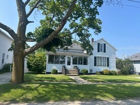 209 E Bay St in East Tawas, MI - Building Photo