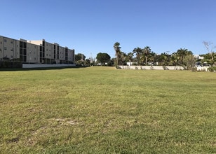 La Clara in West Palm Beach, FL - Foto de edificio - Building Photo