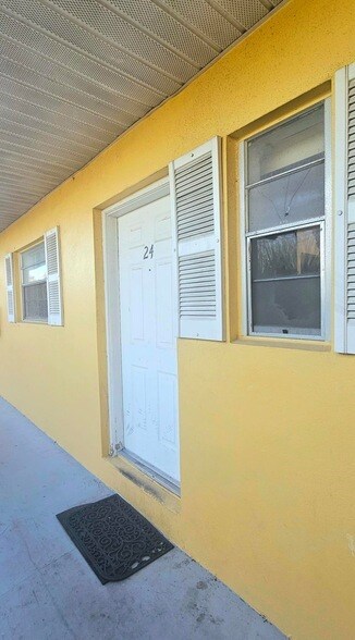 1505 Crescent Cir, Unit B24 in West Palm Beach, FL - Building Photo