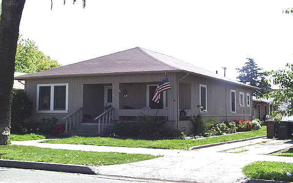 412 E Oak St in Lodi, CA - Building Photo