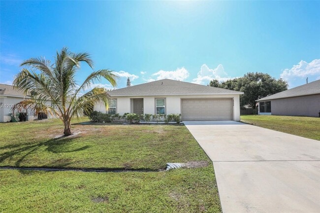 2352 SE Surrey Pl in Port St. Lucie, FL - Building Photo - Building Photo