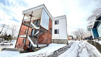 6631 Chester Ave, Unit 3 in Hudson, NY - Foto de edificio - Building Photo