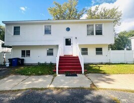 4 Thoroughbred Ln in Colonie, NY - Building Photo