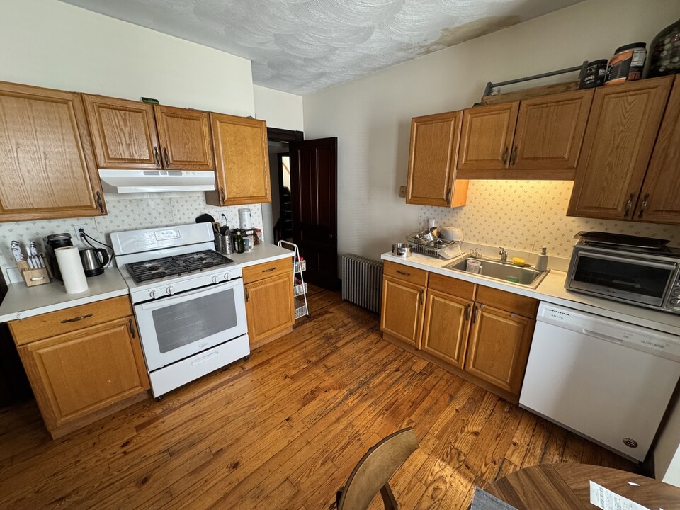 211 Holland St, Unit 2 in Somerville, MA - Building Photo