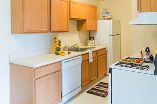 Harlo Apartments in Warren, MI - Building Photo