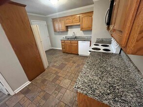 1102 Danville Rd SW in Decatur, AL - Foto de edificio - Building Photo