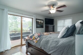 16025 Gleason Lake Rd in Wayzata, MN - Building Photo - Building Photo