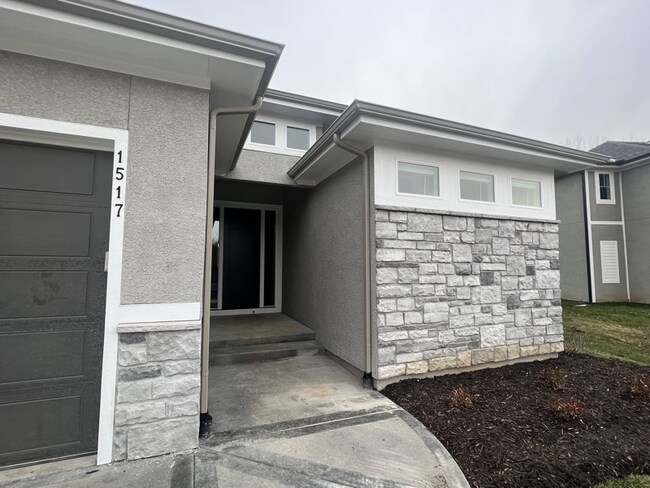 1517 SW Hedgewood Ln in Lee's Summit, MO - Foto de edificio - Building Photo