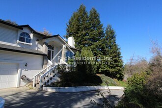 201 Swenson Ct in Auburn, CA - Foto de edificio - Building Photo