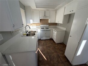 14605 Woodland Dr in Fontana, CA - Foto de edificio - Building Photo