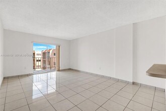 6130 W 19th Ave in Hialeah, FL - Foto de edificio - Building Photo