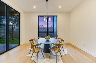 2401 Trailside Dr in Austin, TX - Foto de edificio - Building Photo