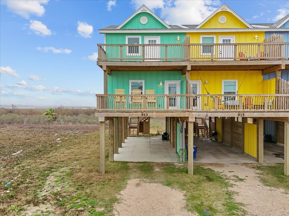 913 Bluewater Hwy in Surfside Beach, TX - Building Photo