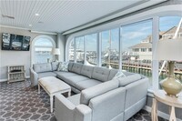 28 Brown and Howard Wharf in Newport, RI - Foto de edificio - Building Photo