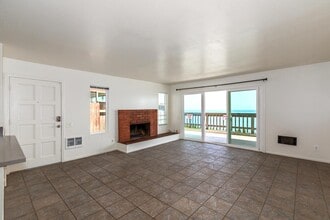 6521 Del Playa Dr in Goleta, CA - Building Photo - Interior Photo