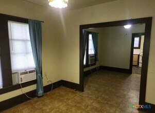 121 Ave G in Shiner, TX - Building Photo - Building Photo
