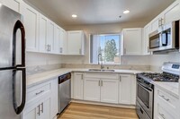 16070 Sunset Blvd- fully renovated unit in... in Pacific Palisades, CA - Foto de edificio - Interior Photo