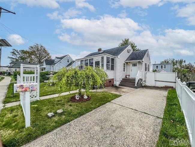 114 Larch St in Woodbridge Township, NJ - Foto de edificio - Building Photo