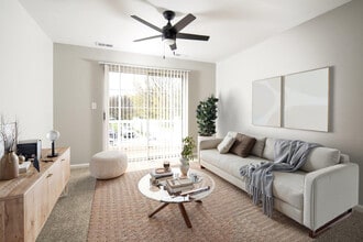 Iron Ridge and Stonegate Apartments in Elkton, MD - Foto de edificio - Building Photo