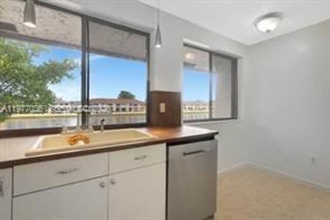 615 NW 210th St in Miami Gardens, FL - Building Photo - Building Photo