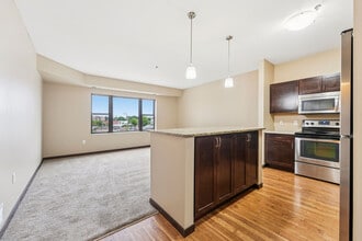 Oaks Station Place in Minneapolis, MN - Foto de edificio - Building Photo