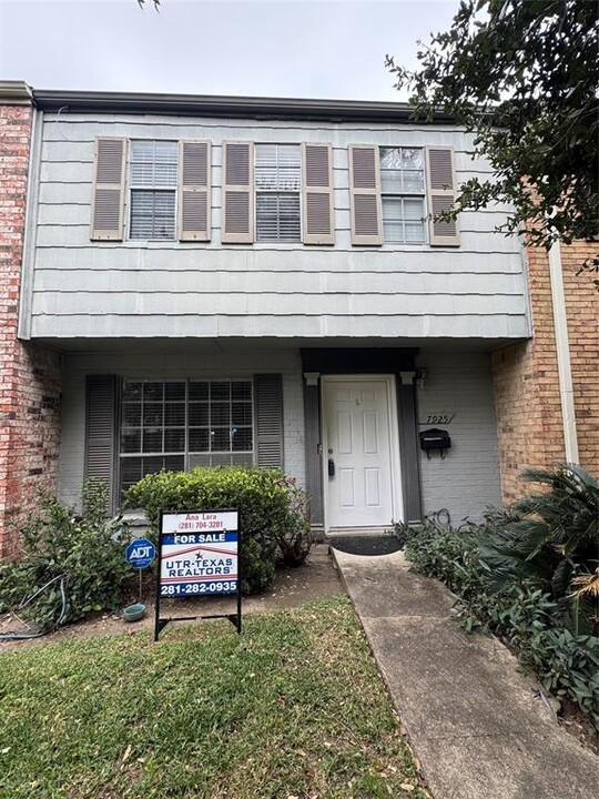 7925 Grove Ridge Dr in Houston, TX - Building Photo