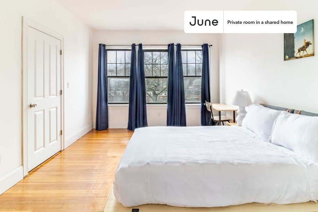 Private bedroom in 4 bed/2 bath Home in Boston, MA - Building Photo