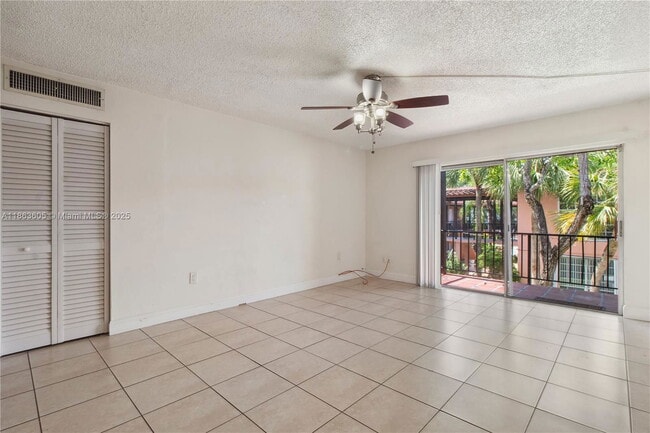 10834 N Kendall Dr in Miami, FL - Building Photo - Building Photo