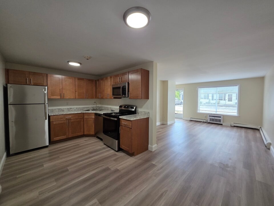 Tower Hill Landings in Kingston, RI - Foto de edificio