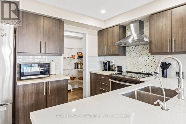 11 Eckford Ln in Brampton, ON - Building Photo - Building Photo