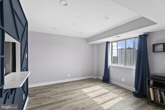 5340 Holmes Run Pkwy in Alexandria, VA - Foto de edificio - Building Photo