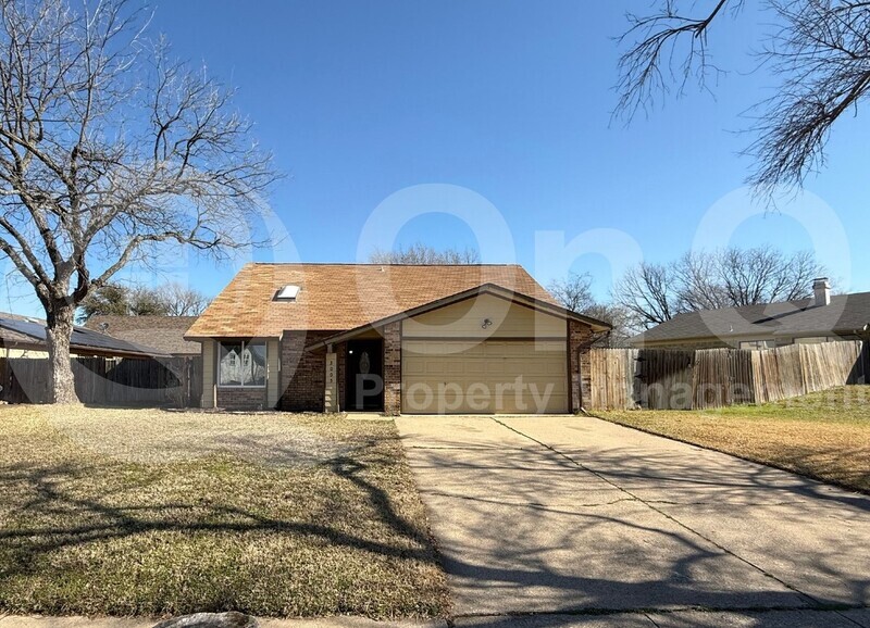 3005 Meandering Way in Bedford, TX - Building Photo